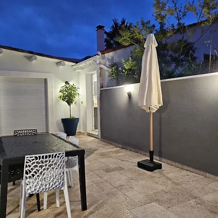 Agreable Logement Avec Terrasse Saint-Victoret Exterior photo